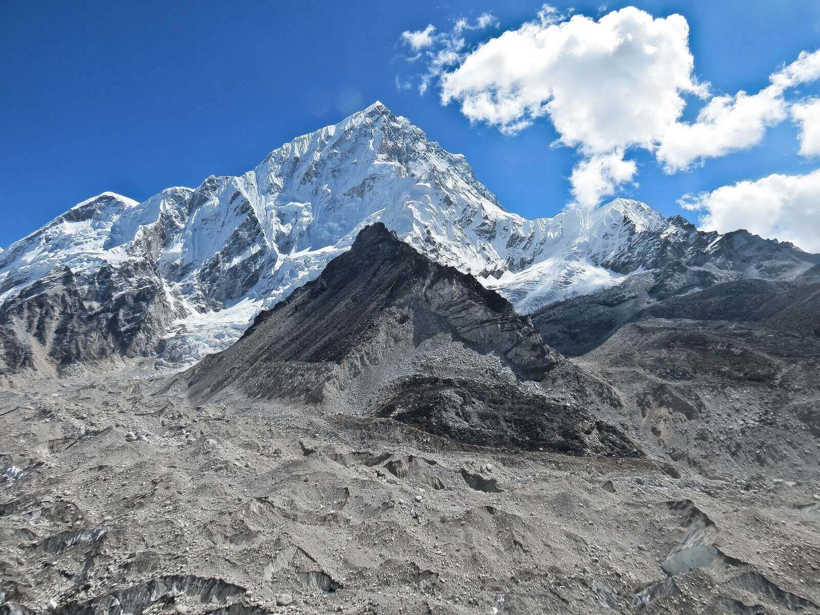 Where is Mount Everest located ?