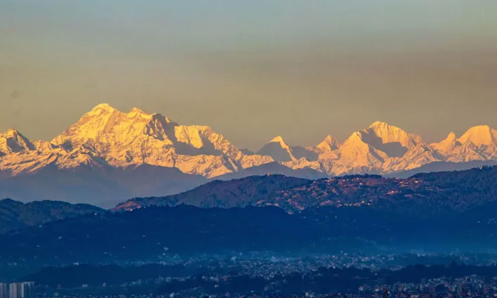 Mount Everest emerges as pandemic lifts veil of smog 