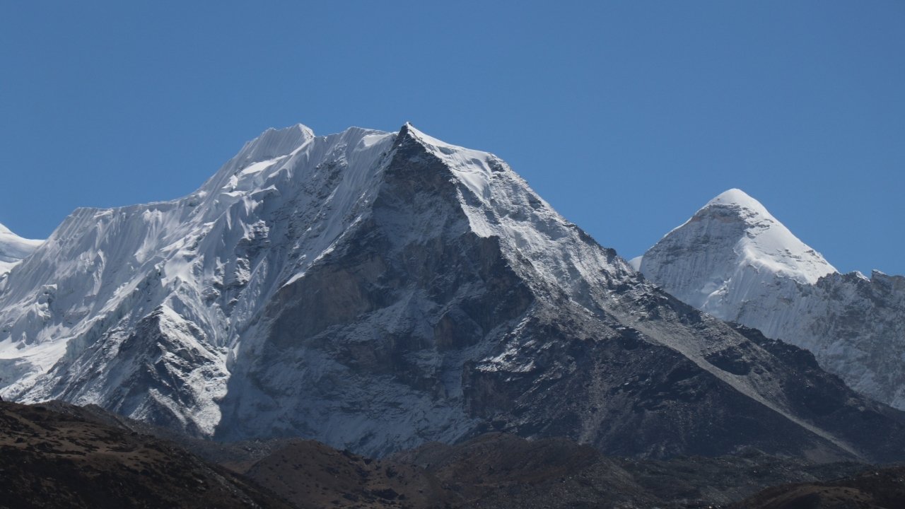Clear Mountain Views During Everest Base Camp Trek in November