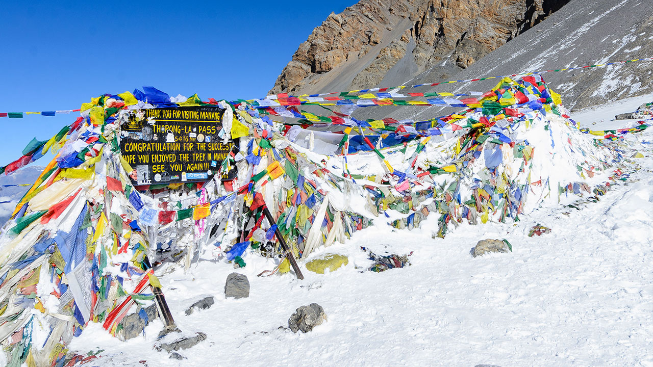 how hard is thorong la pass to cross