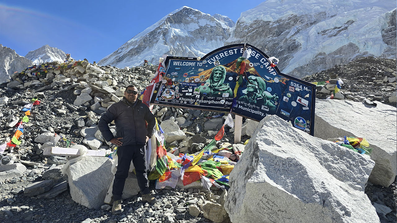 which trek is more challenging EBC or Manaslu